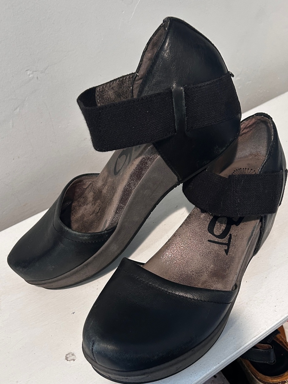 OTBT Black Platform Mary Jane Heels with Elastic Strap